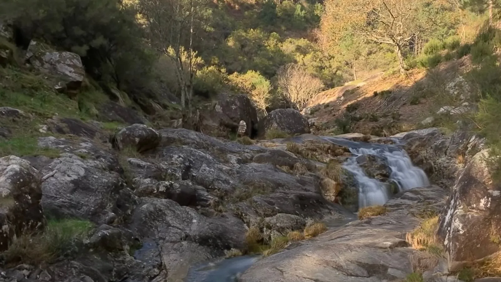 Riviercascade tussen granieten rotsen in nationaal park Peneda-Geres