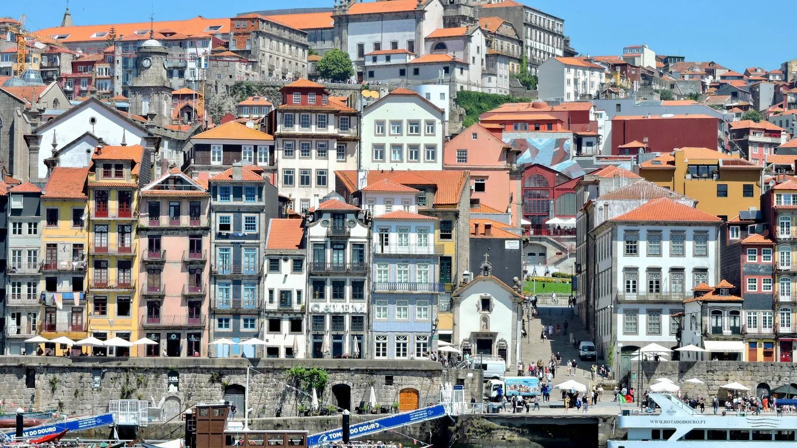 De Ribeira in Porto, kleurrijke huizen aan de Douro met rabelo-boten aan de kade