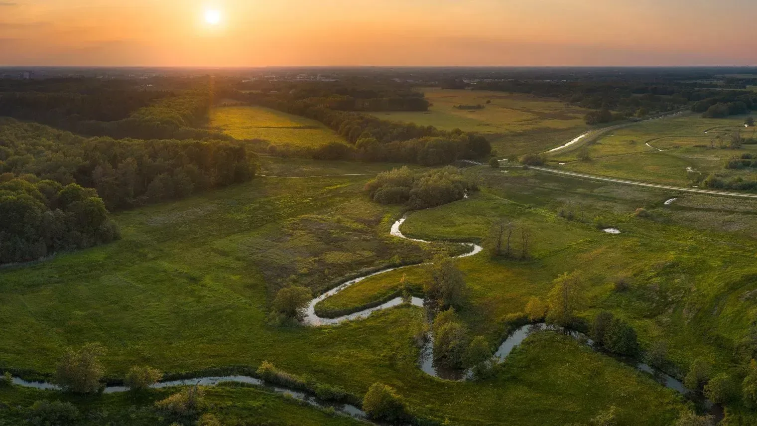 De meanderende Drentsche Aa bij zonsopkomst, gezien vanuit de lucht