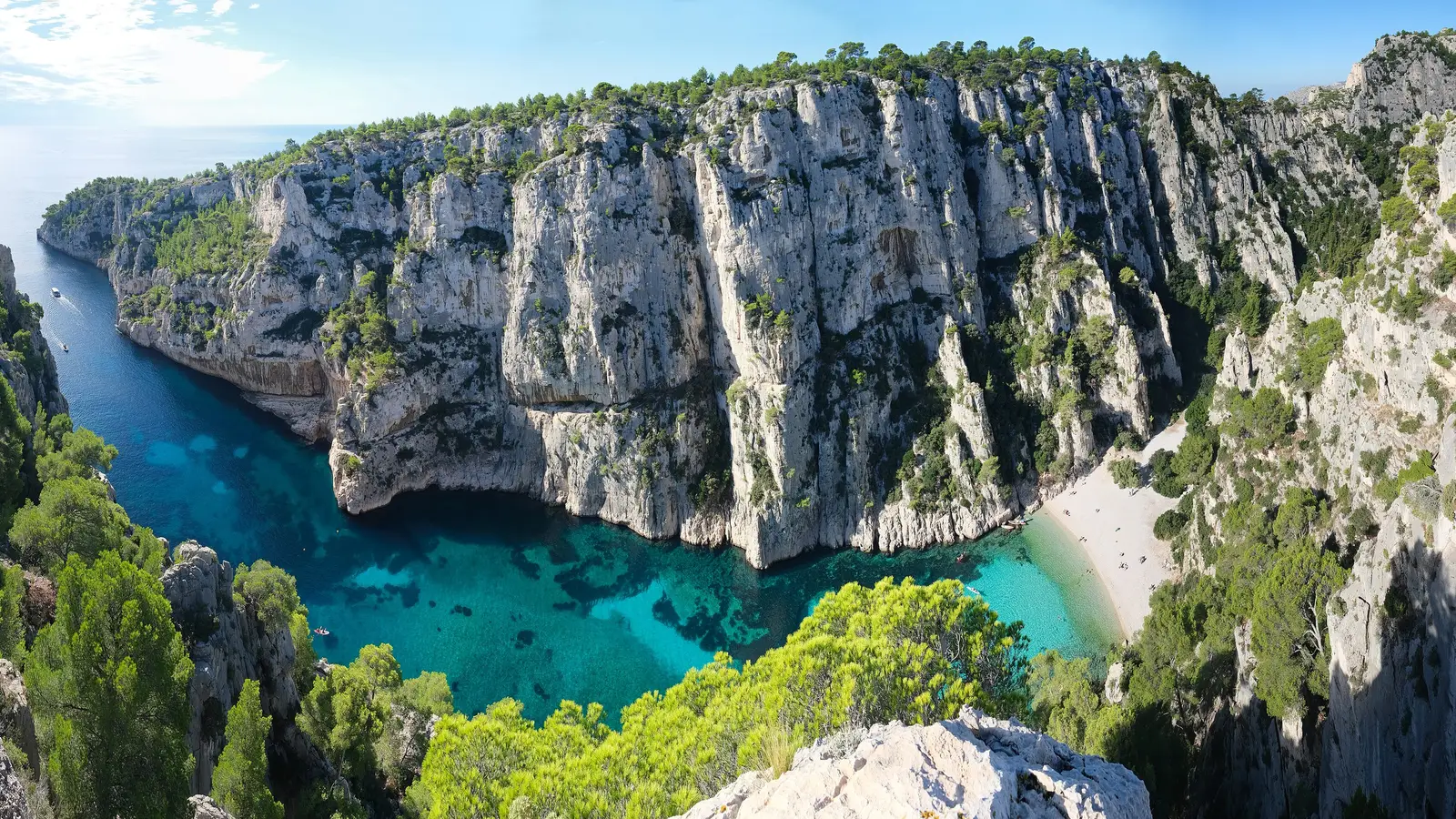Calanque En-Vau bij Cassis in Zuid-Frankrijk, turquoise inham tussen witte kalkrotsen