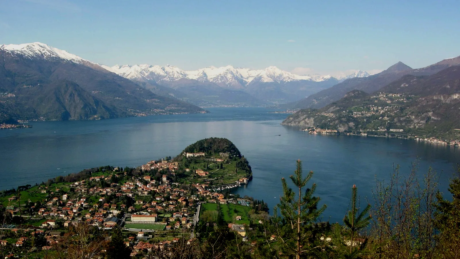 Uitzicht over Bellagio en het Comomeer met besneeuwde Alpentoppen op de achtergrond