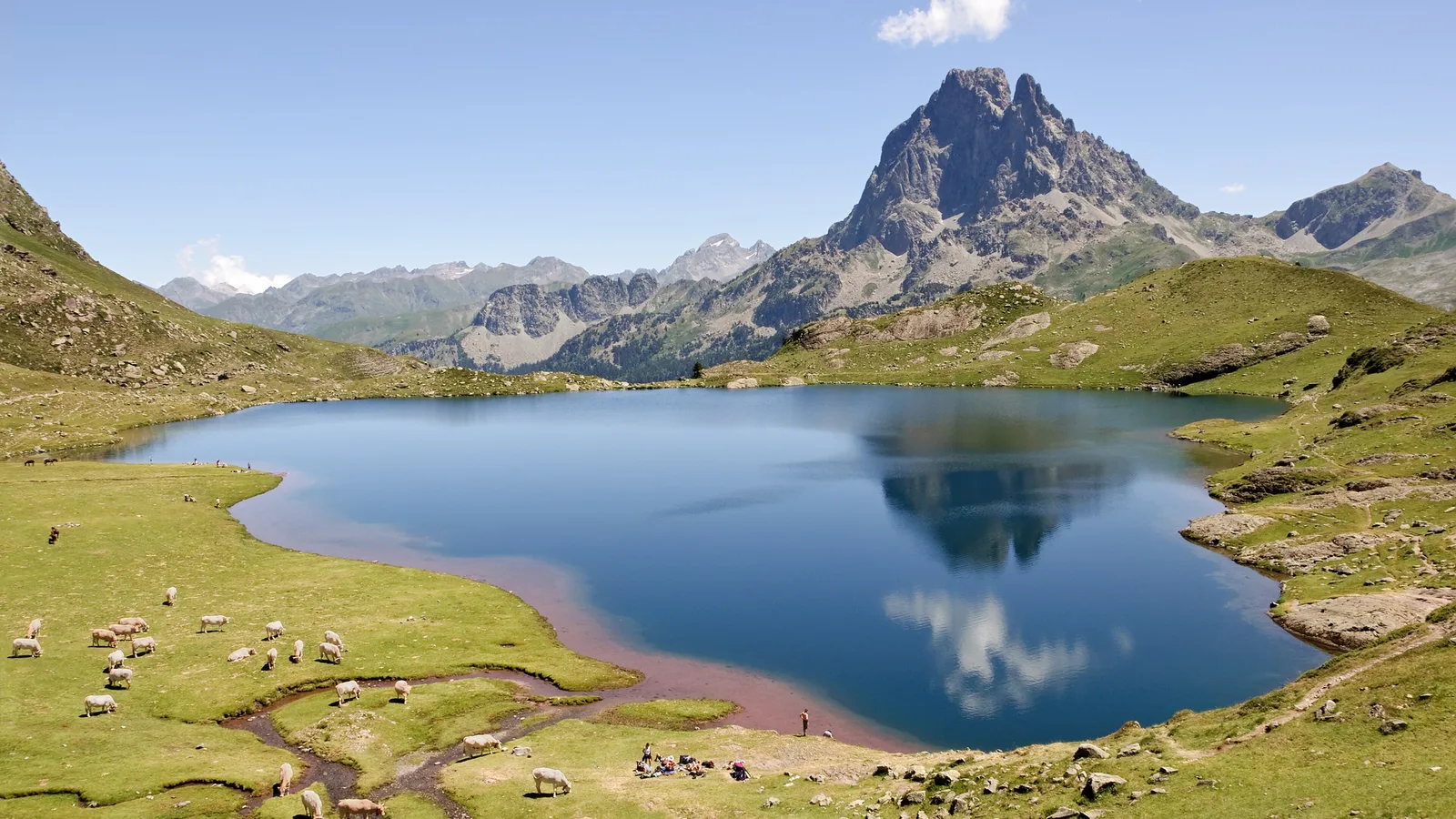 Lac Gentau met de Pic du Midi d'Ossau weerspiegeld in het water, Franse Pyreneeen