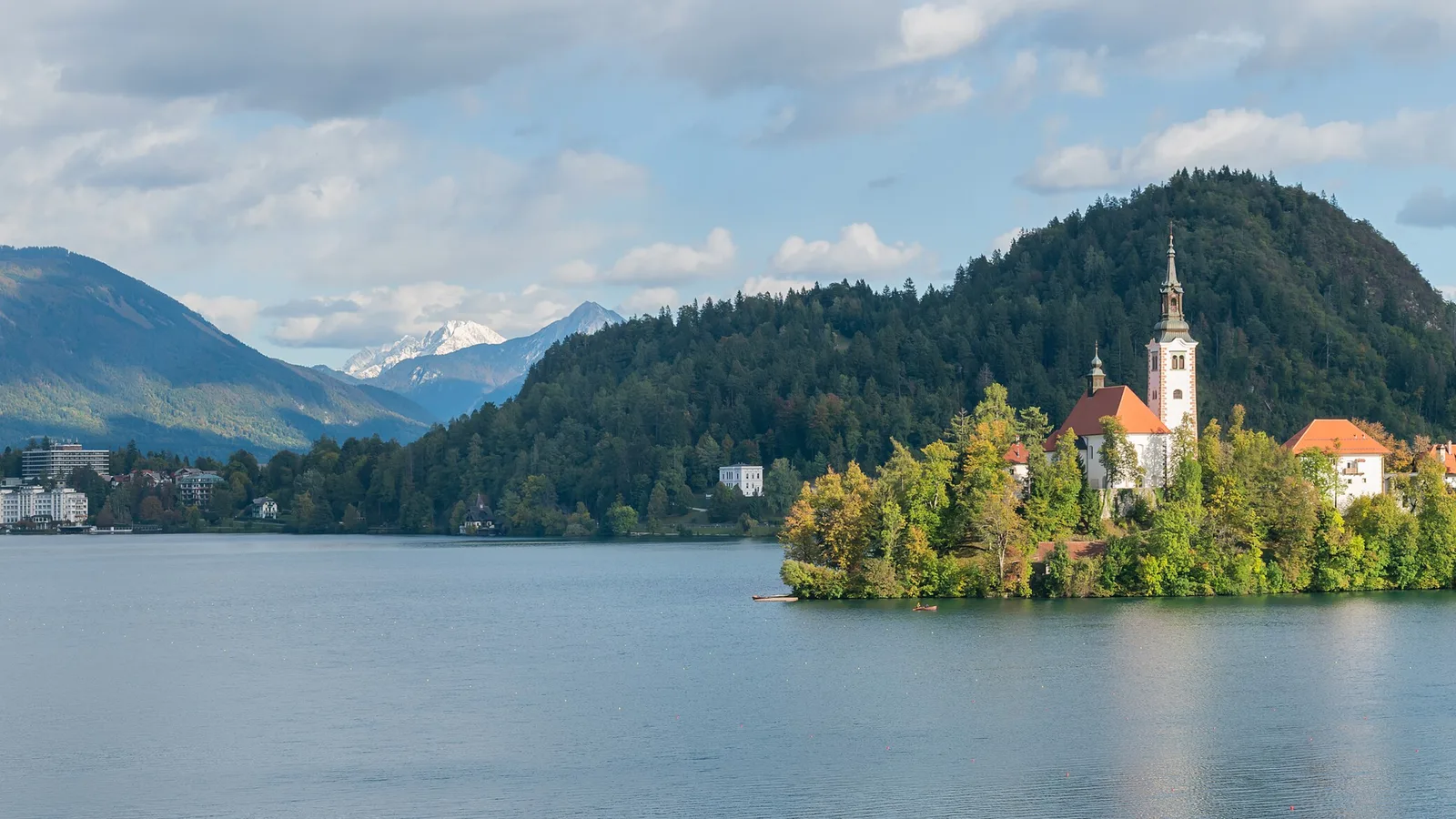 Het eiland in het meer van Bled met de Julische Alpen op de achtergrond, Slovenie