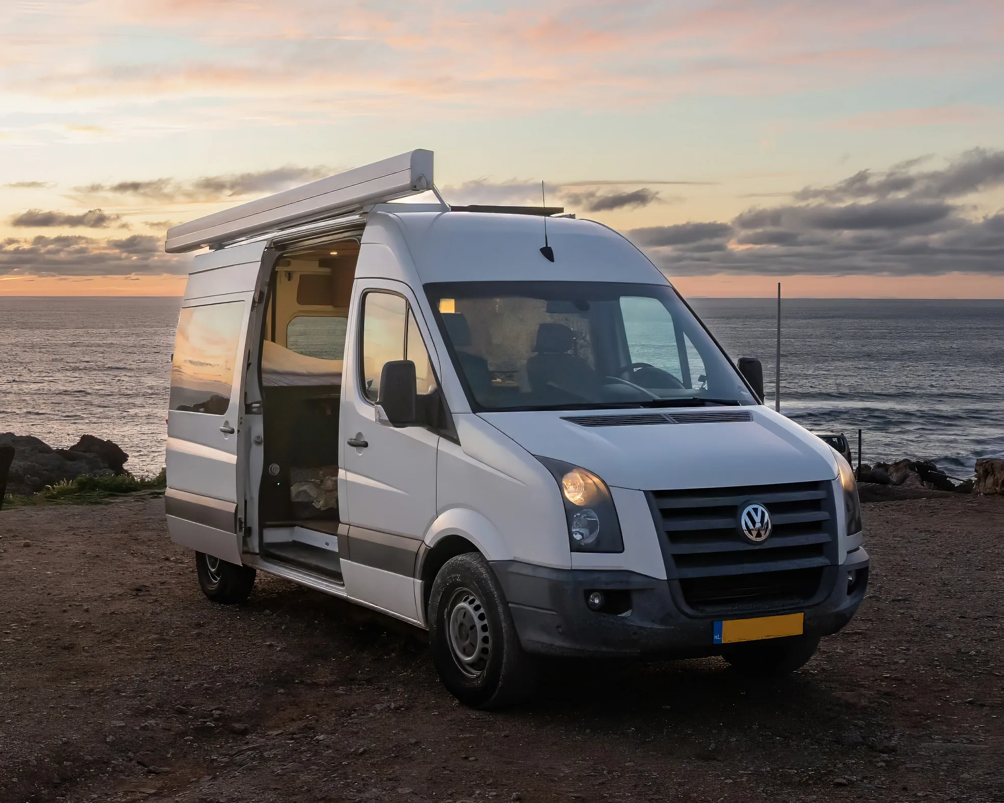 Horizon, off-grid buscamper VW Crafter, zijaanzicht