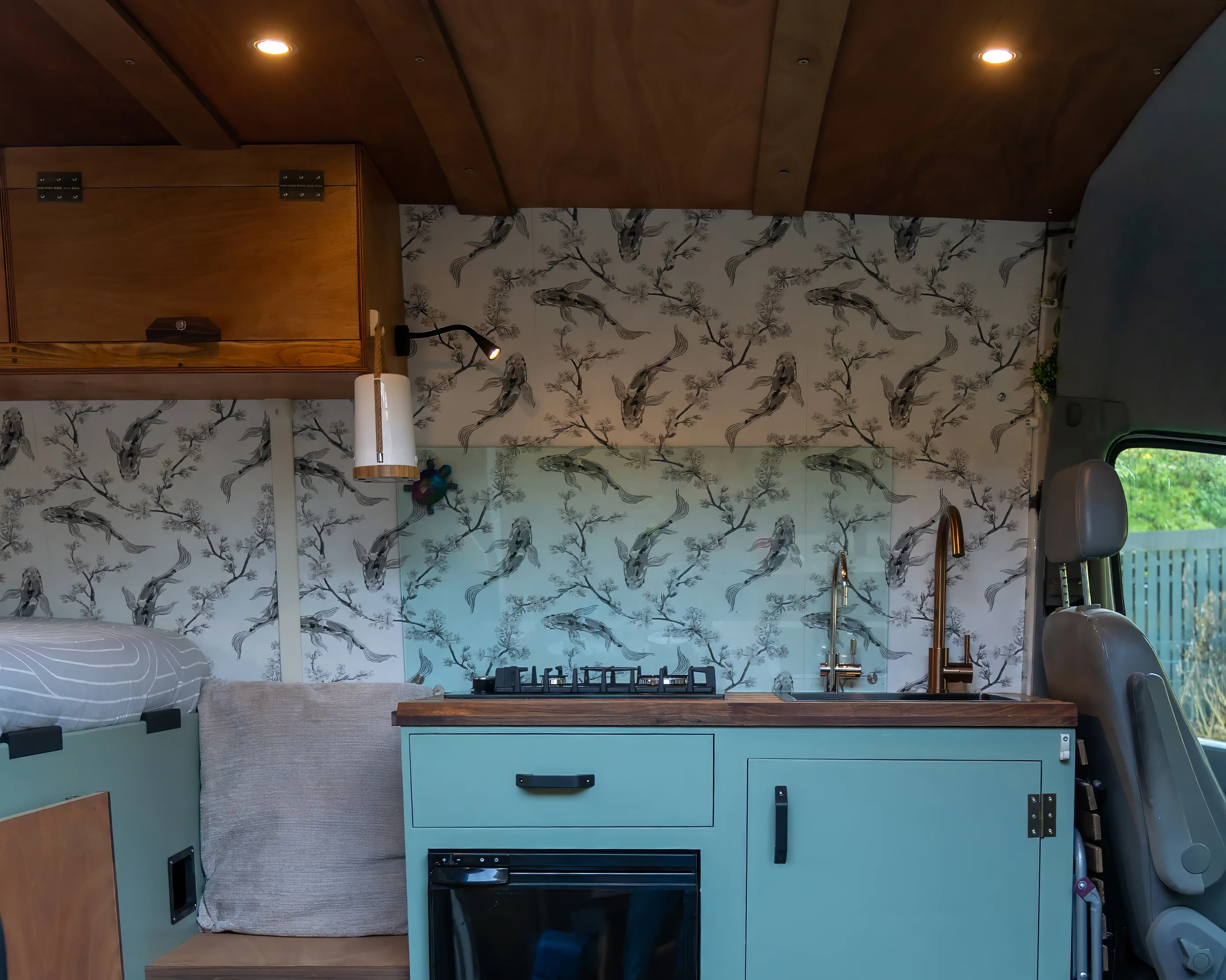Interieur van de Horizon, zelfgebouwd en warm ingericht