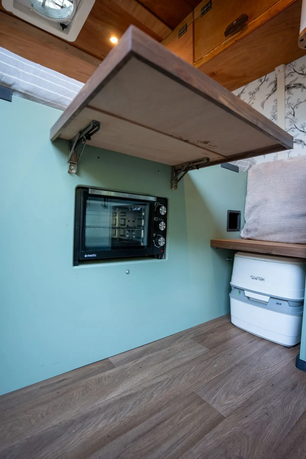 De elektrische oven met de klaptafel omhoog geklapt