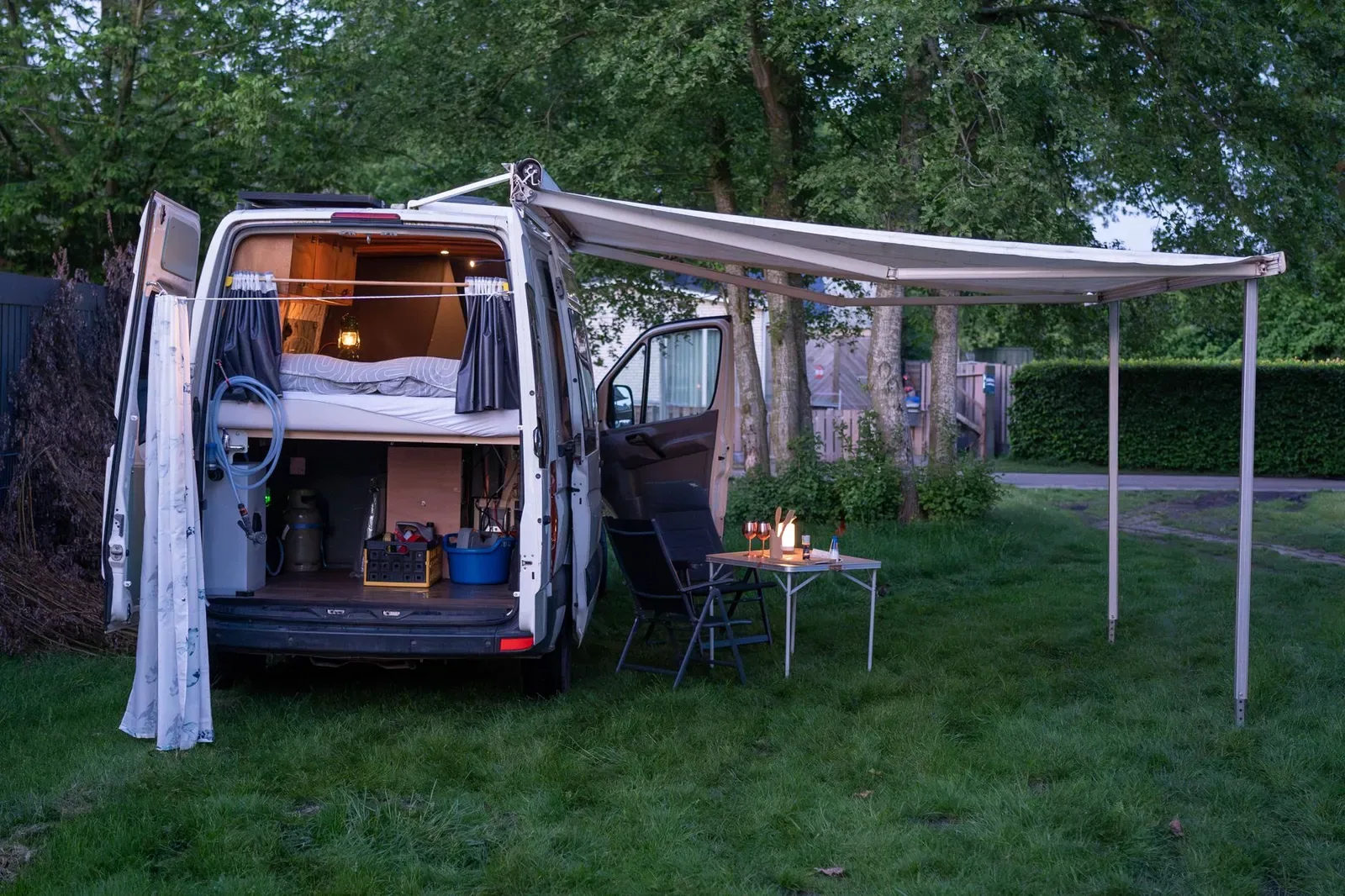 De Horizon in de avond met de luifel uitgerold en de lamp aan
