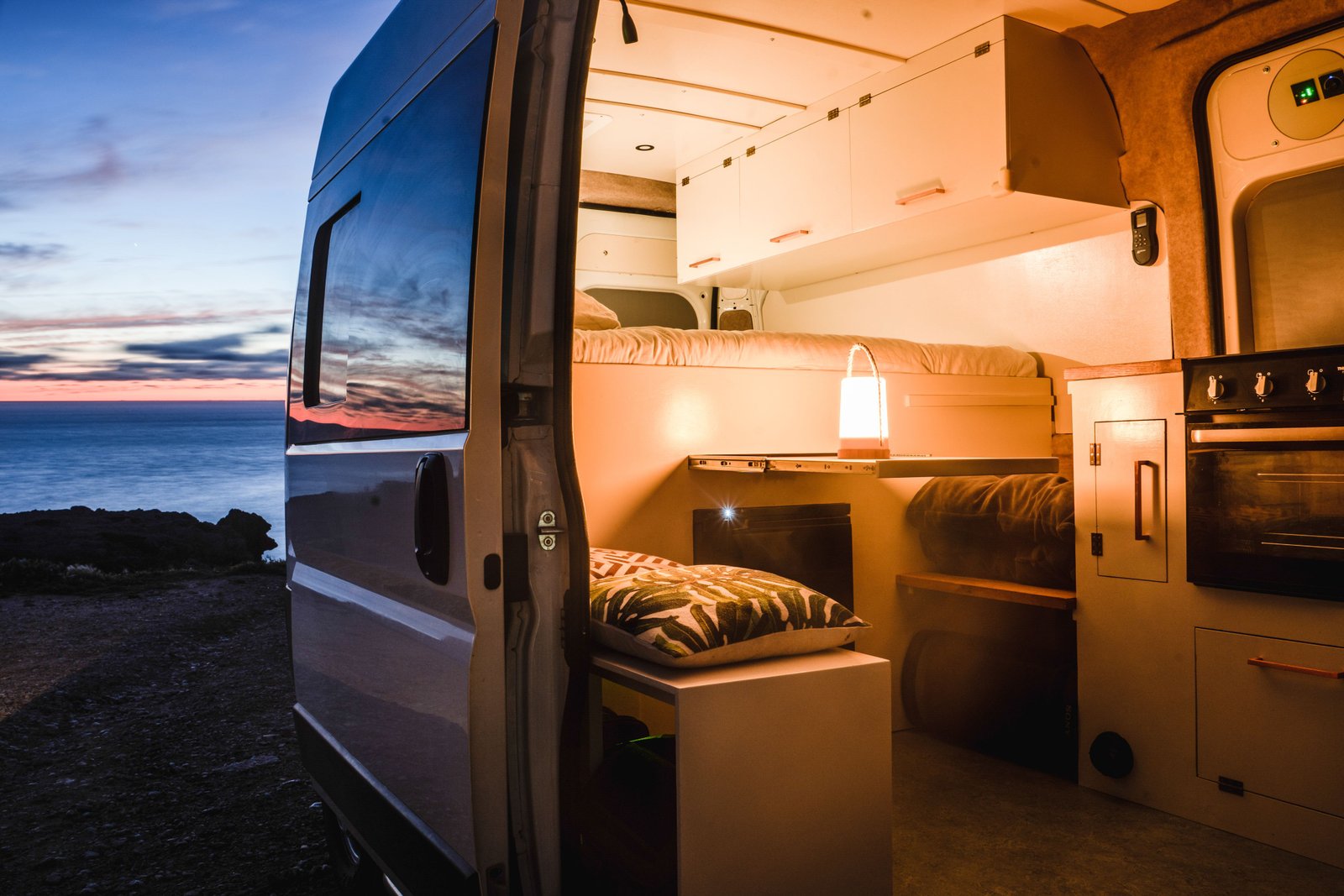 Zonnewijzer buscamper huren – elegante Citroën Jumper huwelijksreis