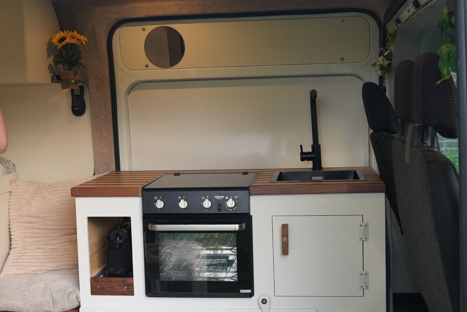 Zonnewijzer compact campervan kitchen area