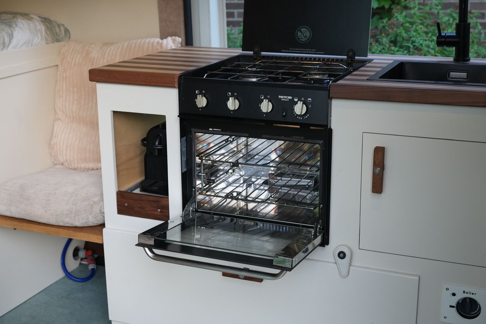 Zonnewijzer off-grid campervan interior detail