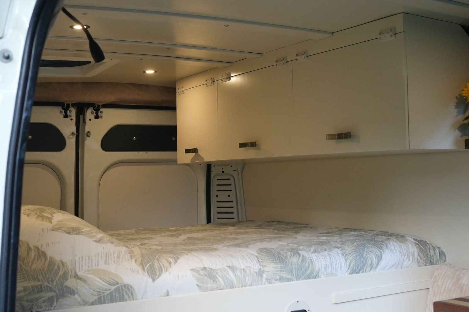 Zonnewijzer campervan storage and layout