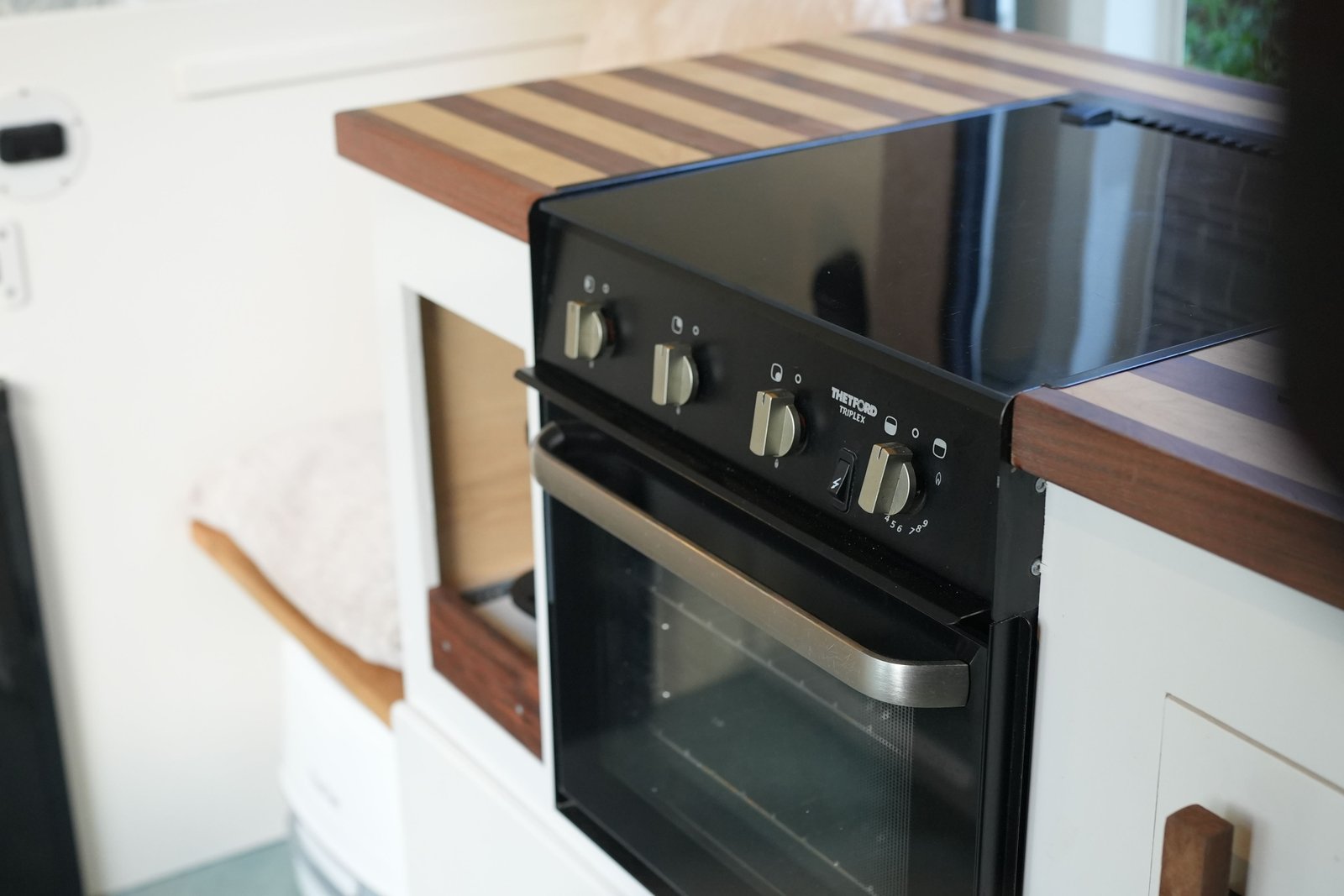 Zonnewijzer campervan exterior detail