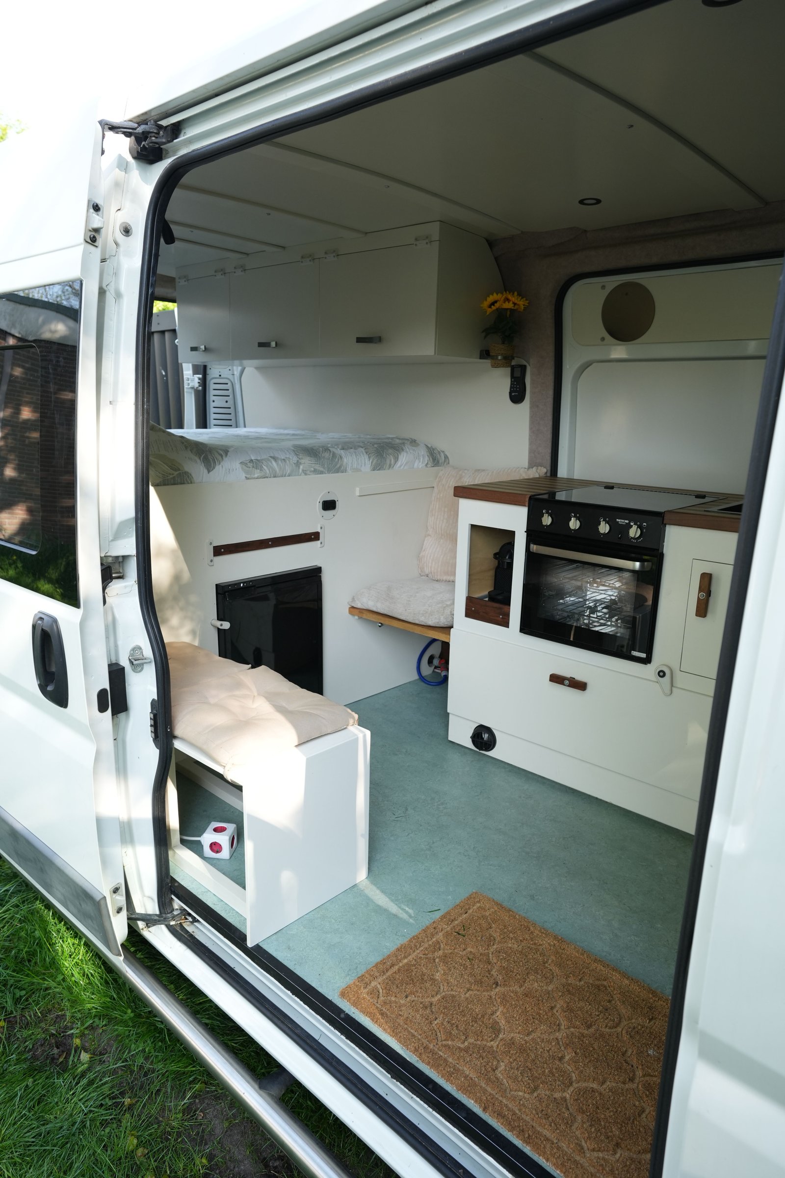 Zonnewijzer off-grid campervan exterior detail