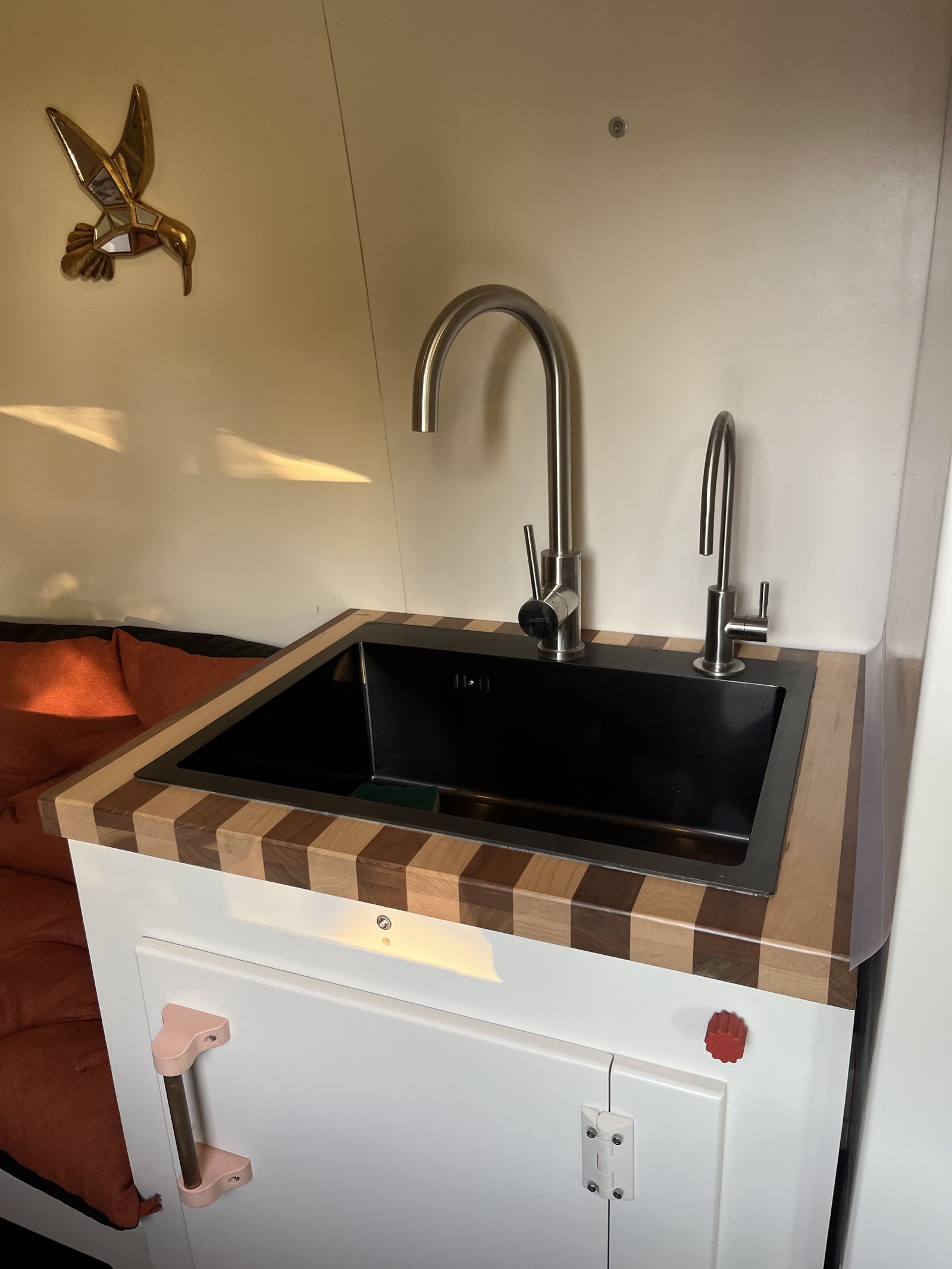 Luxe off-grid buscamper Franse Alpen