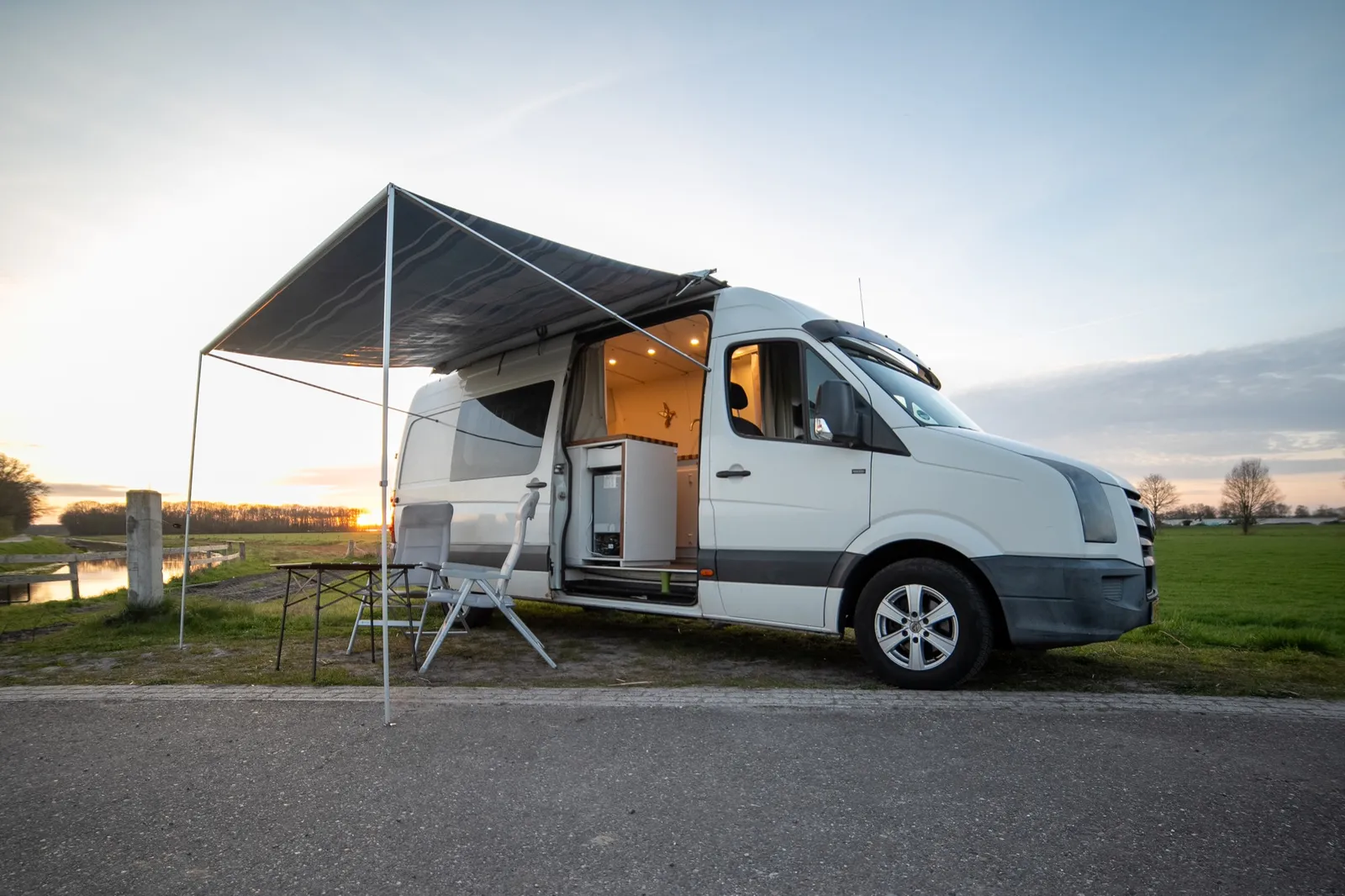 De Albatros camperbus op de weg — Ultieme VanLife Gids Amsterdam & Omgeving