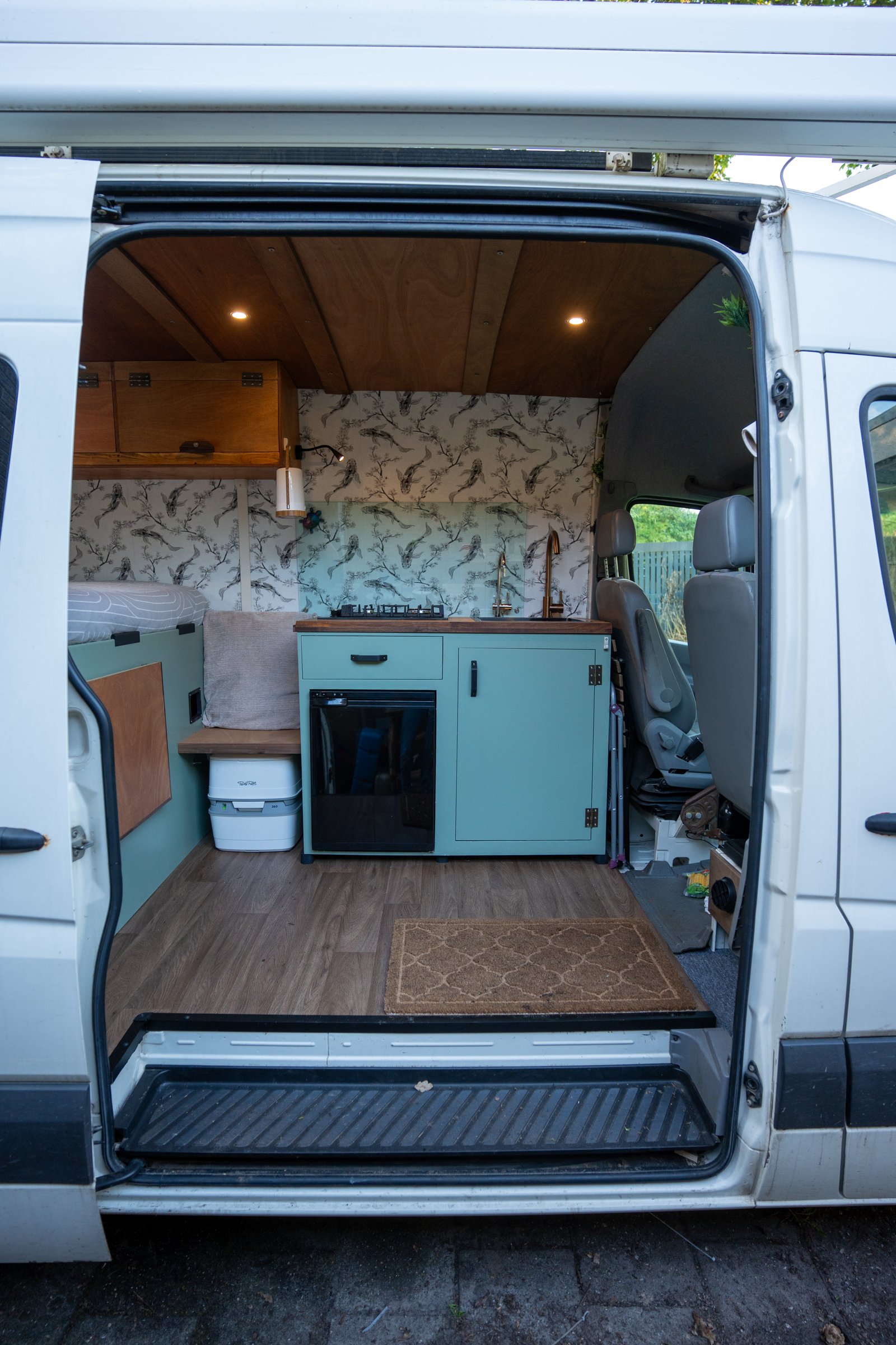 Zelfgebouwde keuken off-grid buscamper Amsterdam