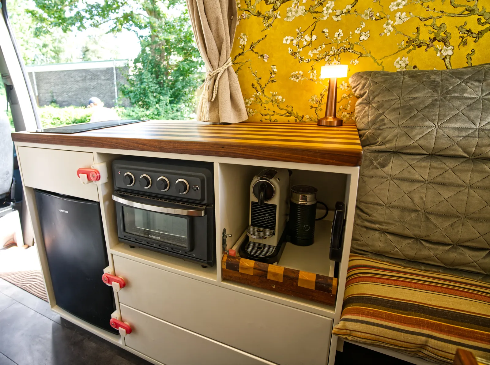 Off-grid buscamper van Adelaar Campers — het alternatief voor een hotel in Amsterdam