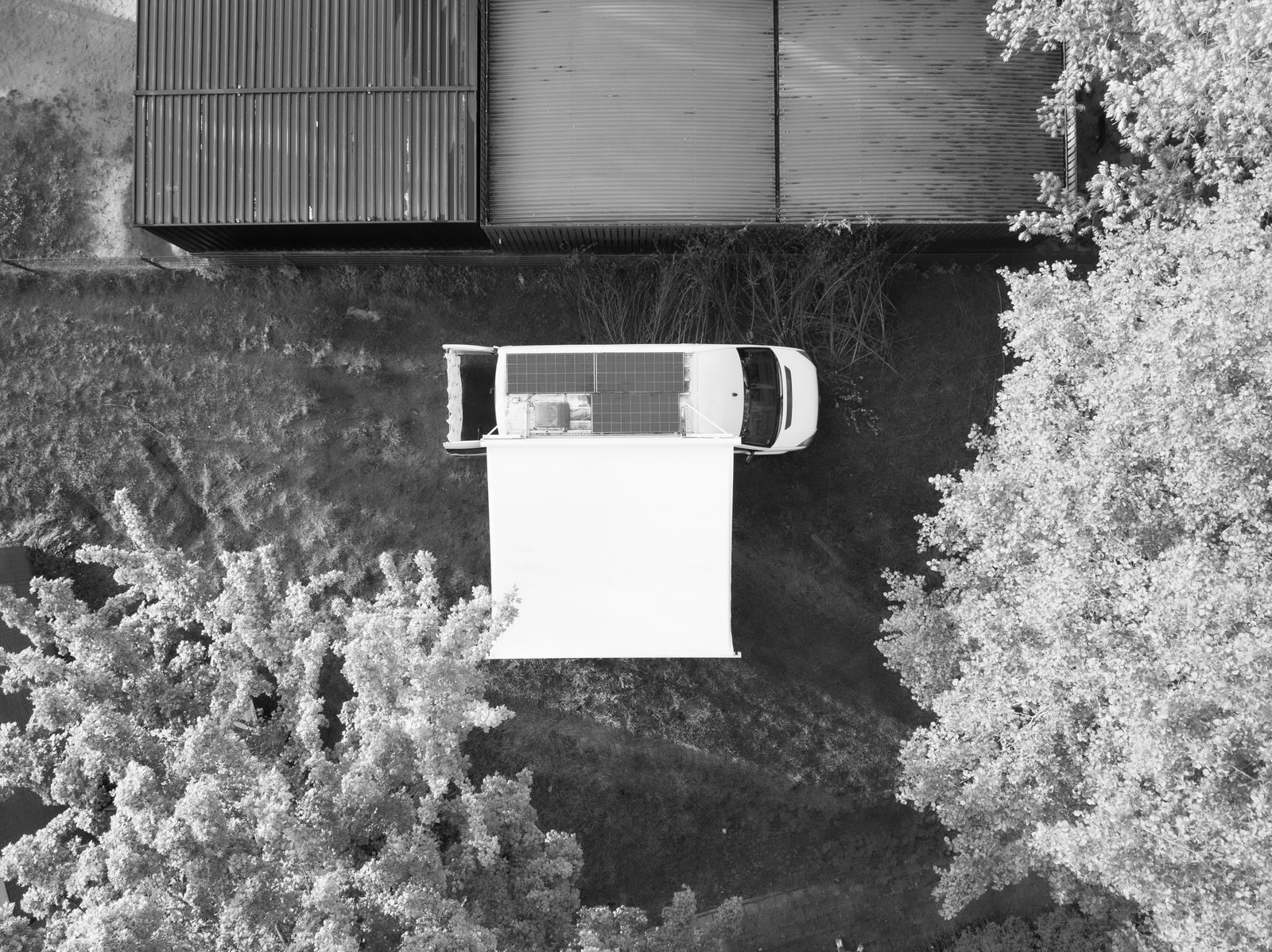 Buscamper huren bij Amsterdam – zonnepanelen zelfgebouwd